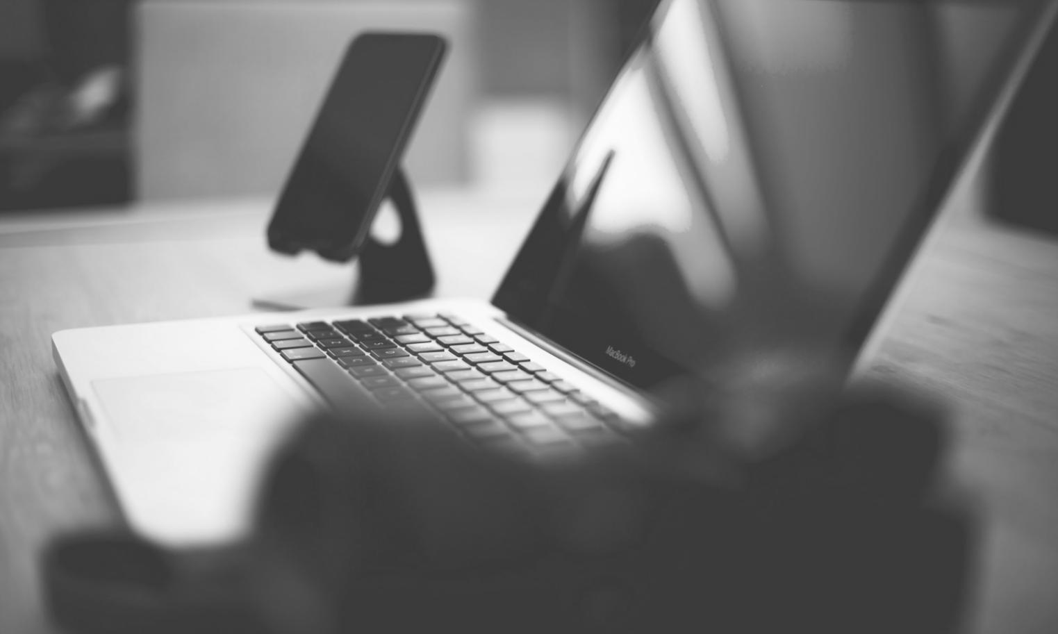 Personne travaillant sereinement sur ses finances personnelles
